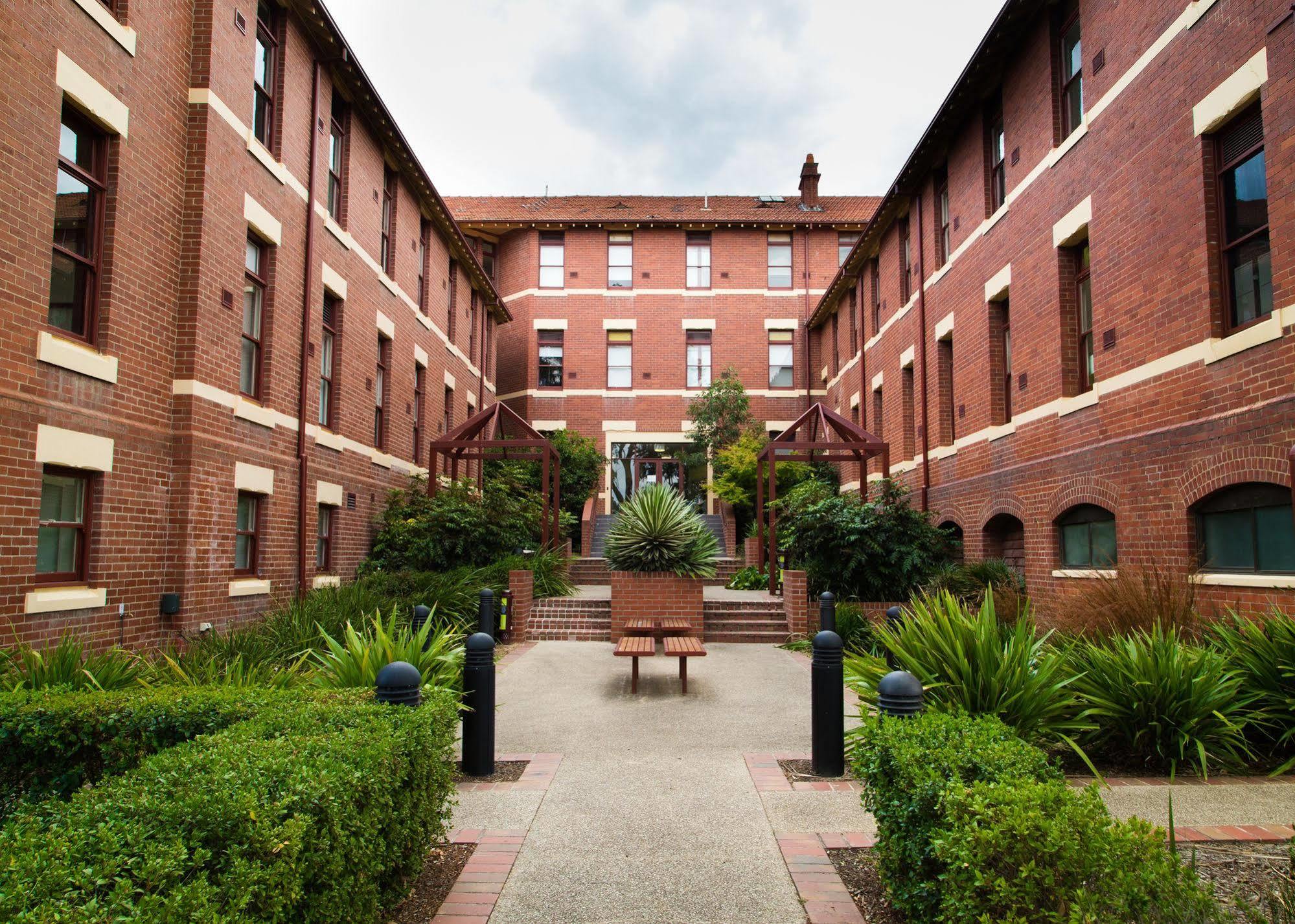 Yarra House Hostel Melbourne Exterior photo